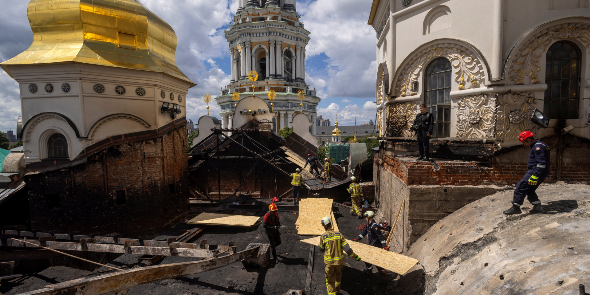 Російський дрон влучив в Успенський собор Києво-Печерської лаври (Фото: REUTERS/Thomas Peter)