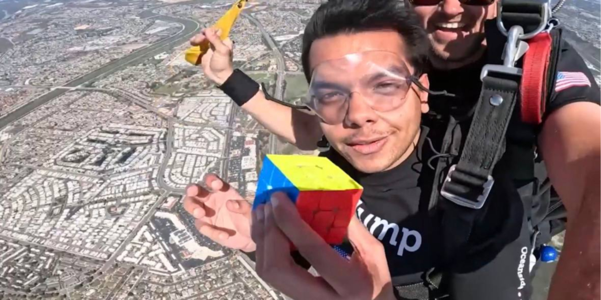 Американець встановив світовий рекорд під час стрибка з парашутом (Фото: Guinness World Record)