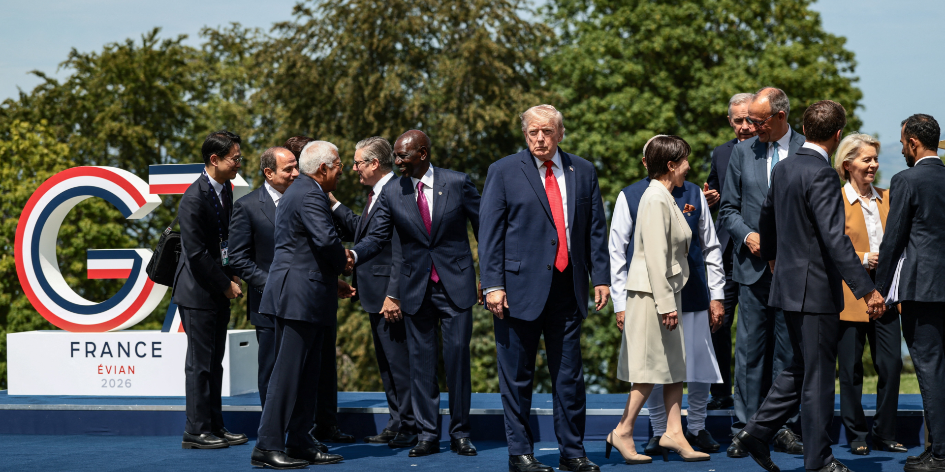 Трамп «відзначився» на саміті G7: незрабно стояв на самоті, поки інші спілкувалися — фото стали вірусними