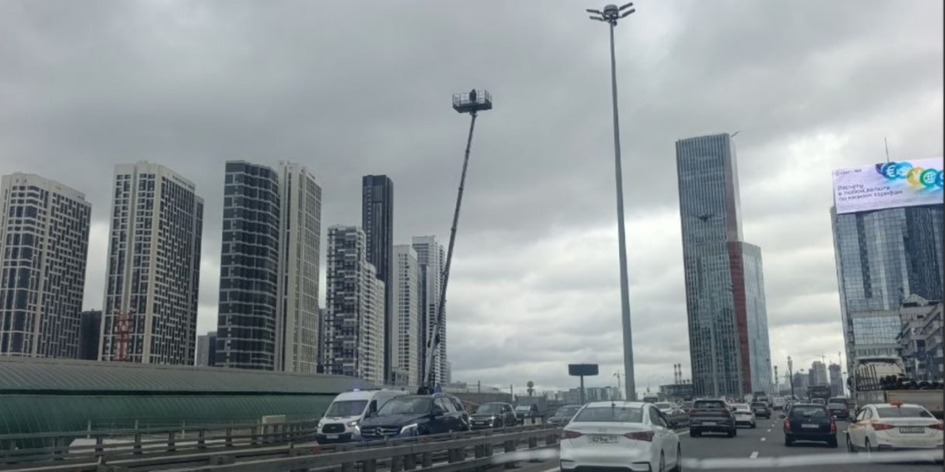 After the drone attack on the Moscow Oil Refinery, aerial platforms were installed in the Russian capital to combat drones (Photo: Plushev/Telegram)