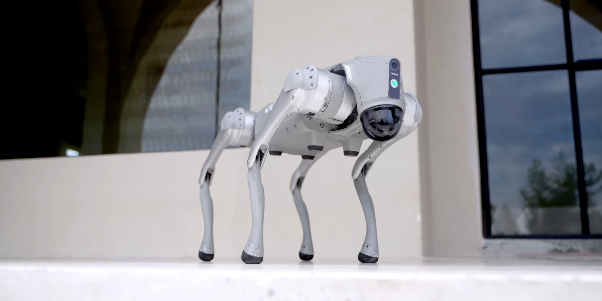 Комплект Qwen-Robot включає три окремі моделі, кожна з яких орієнтована на різний рівень фізичного інтелекту (Фото: Unitree/YouTube)