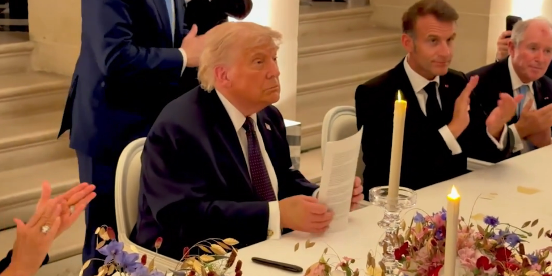 Трамп підписав меморандум у Версалі під оплески Макрона (Фото: White House / X / скриншот)