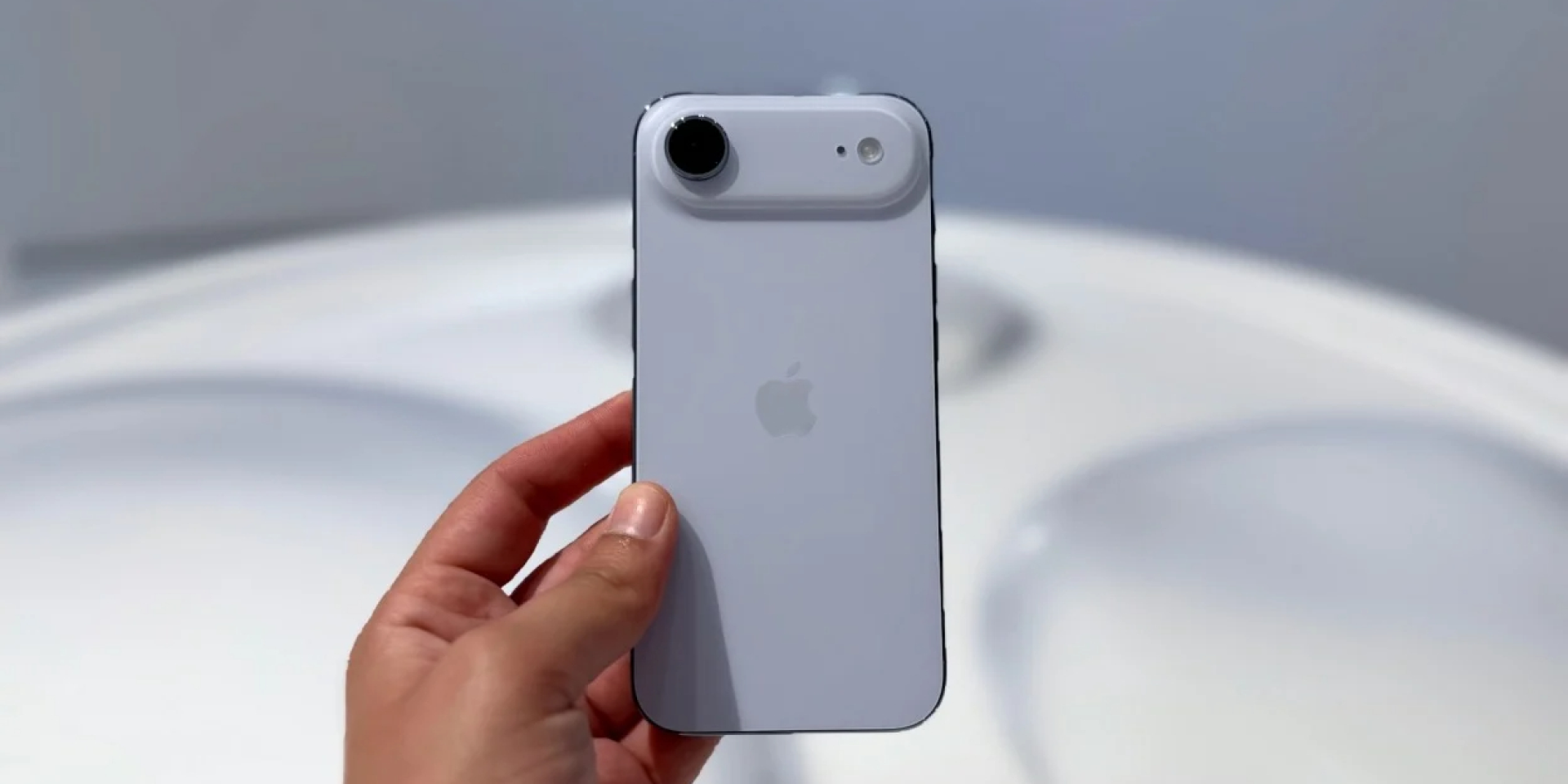 iPhone Air (Фото: Mashable / CNET)