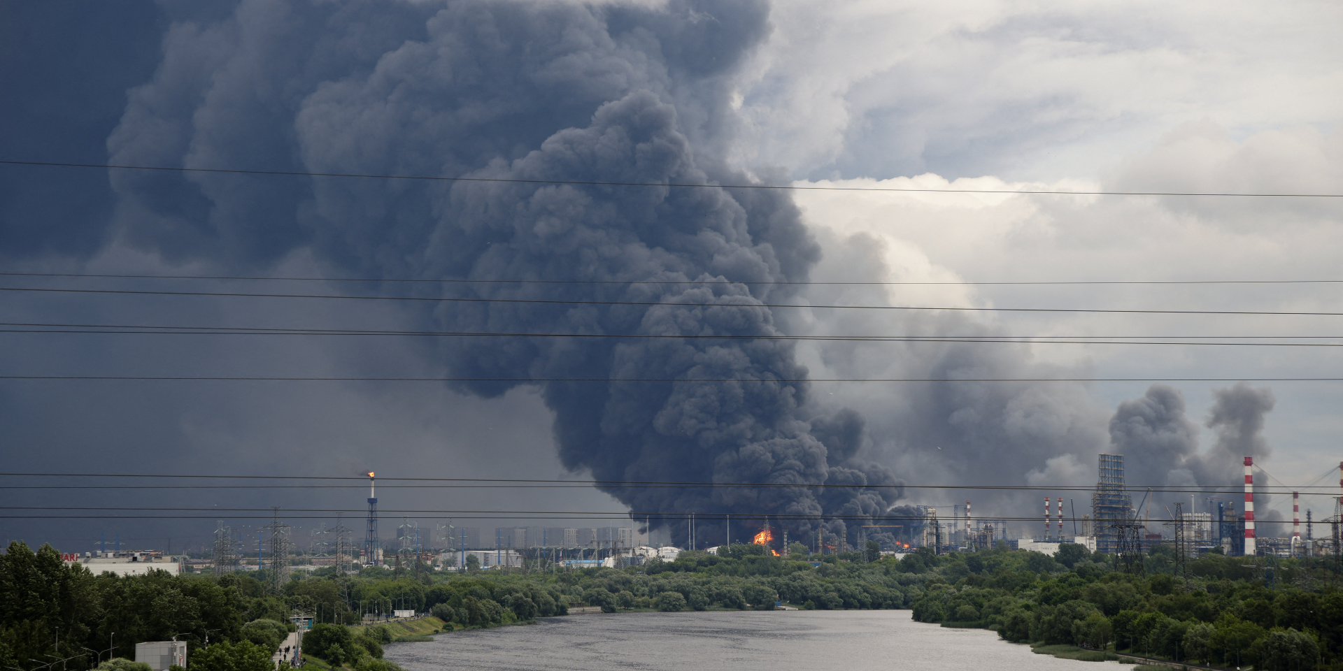 A column of smoke with flames rising above an oil refinery in Moscow after a Ukrainian attack, June 18, 2026 (Photo: SOCIAL MEDIA/via REUTERS)