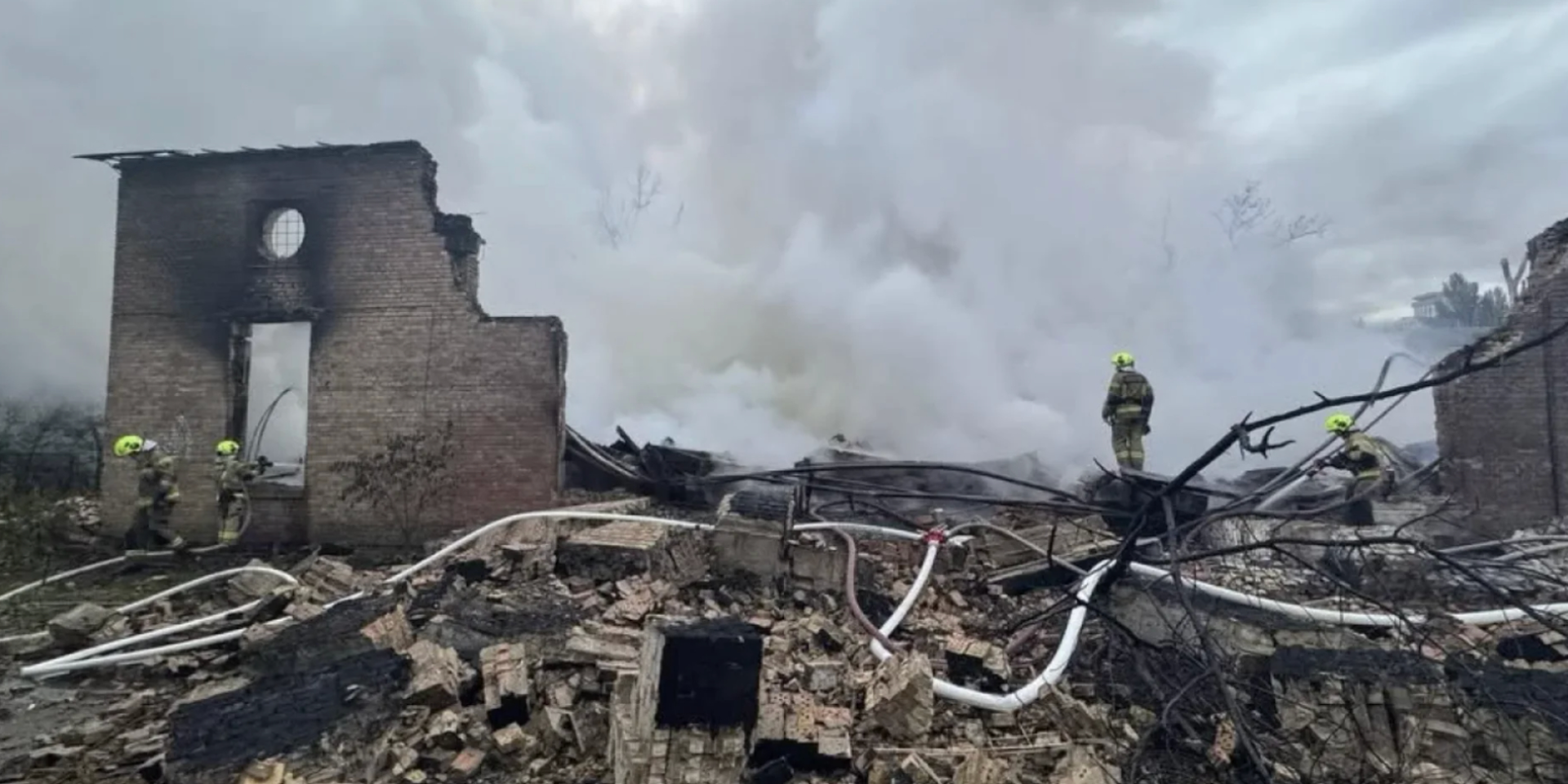 На території кіностудії Довженка знайшли уламки ймовірно двох балістичних ракет (Фото: Кіностудія Довженка/Facebook)