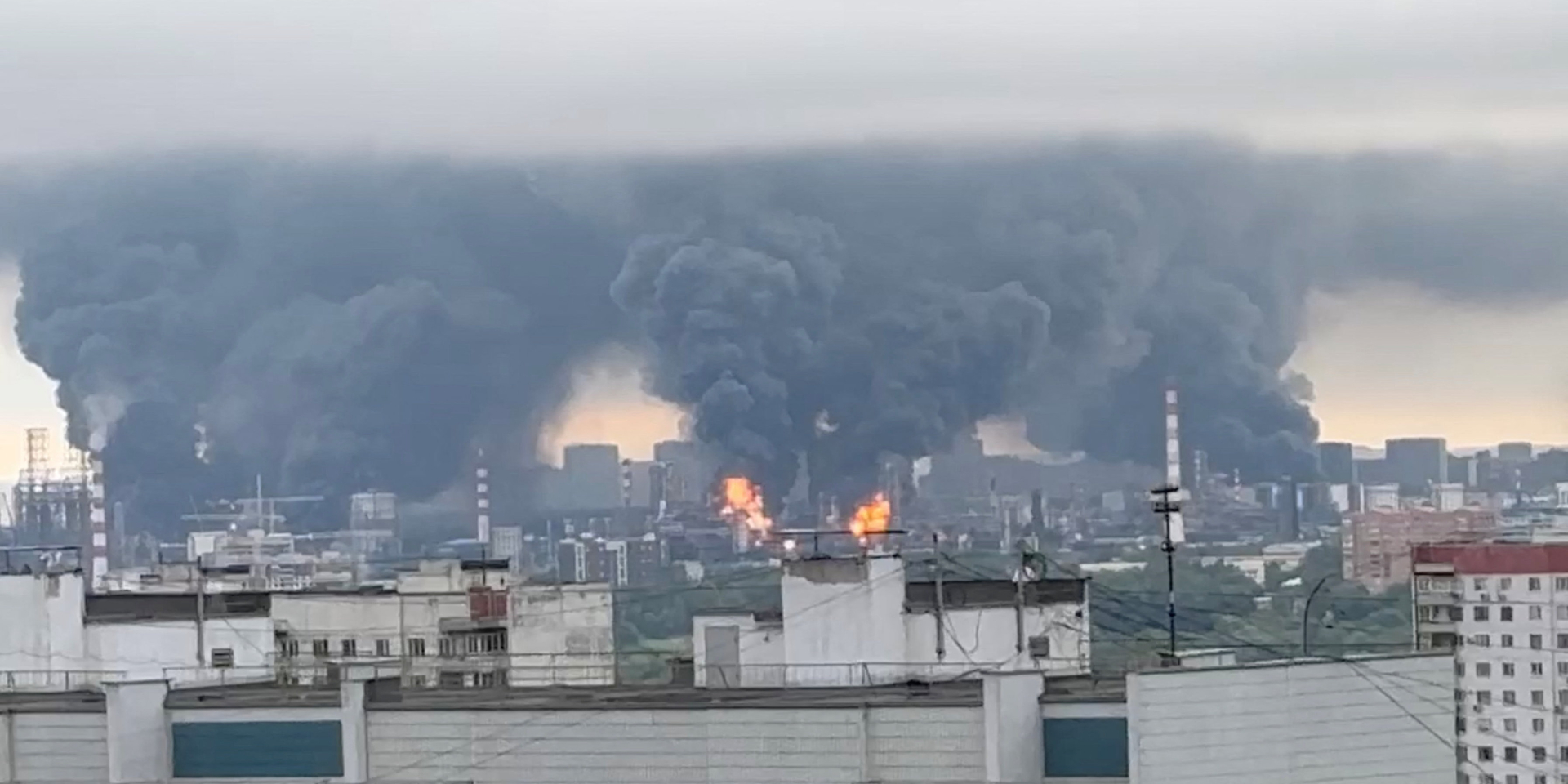 Пожар на Московском НПЗ лишил авиатоплива четыре ключевых аэропорта российской столицы (Фото: SOCIAL MEDIA/via REUTERS)