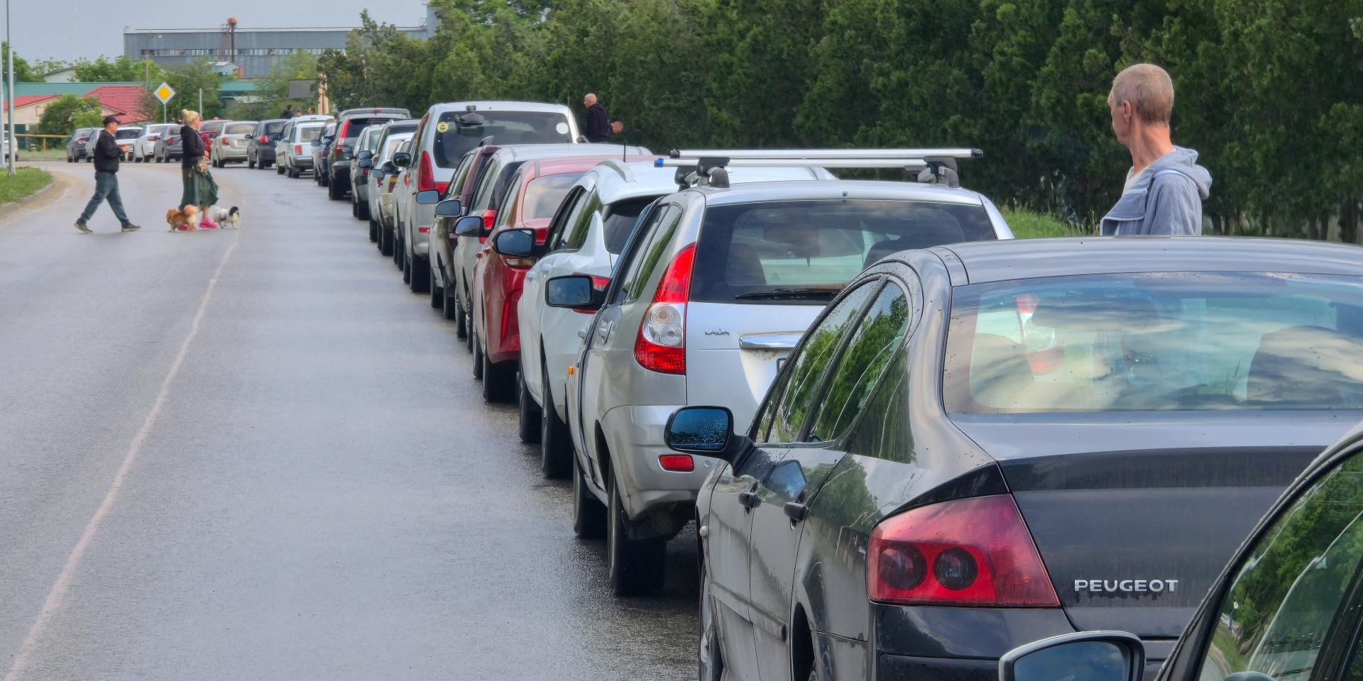 Queue at a gas station in Yevpatoria (Photo: Alexey Pavlishak / Reuters)
