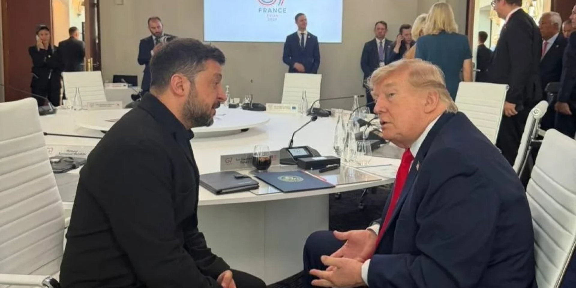 U.S. President Donald Trump and Ukrainian President Volodymyr Zelenskyy on the sidelines of the G7 summit. (Photo: Zelenskiy Official / Telegram)
