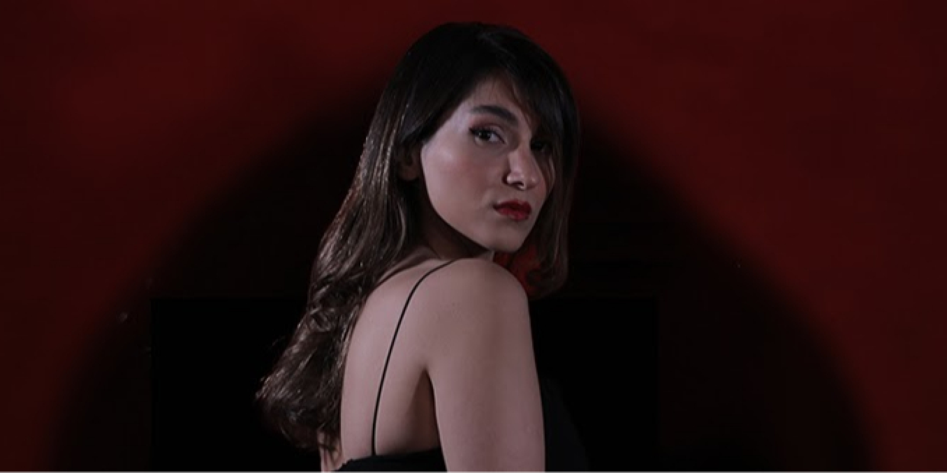 Iранську співачку засудили до 74 ударів батогом за виступ без хіджабу (Фото: Parastoo Ahmadi/YouTube)
