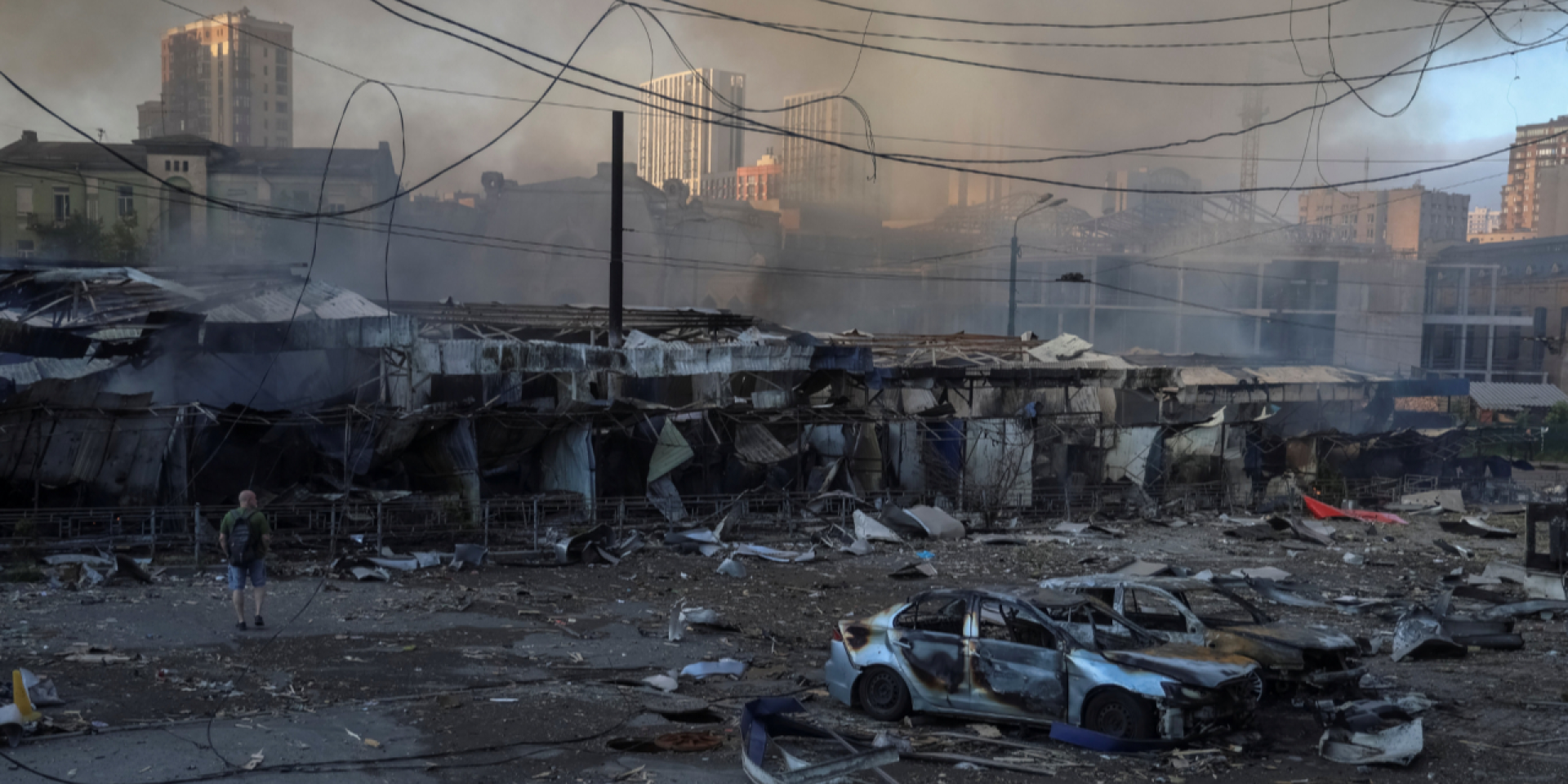 Руїни Лук’янівського ринку у Києві після російського обстрілу 24 травня 2026 (Фото: REUTERS/Thomas Peter)