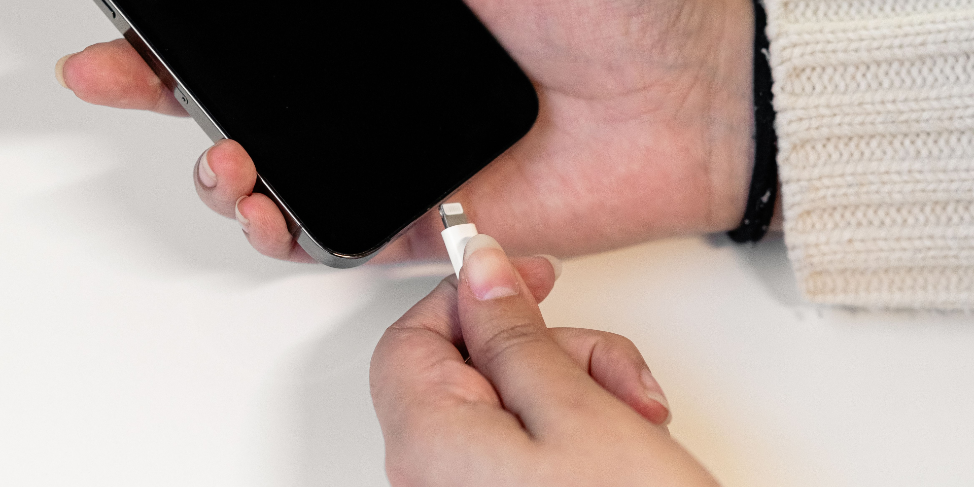 MagSafe, USB-C і ватти: просто про те, що насправді важливо при виборі зарядки для iPhone 17 (Фото: pexels.com)
