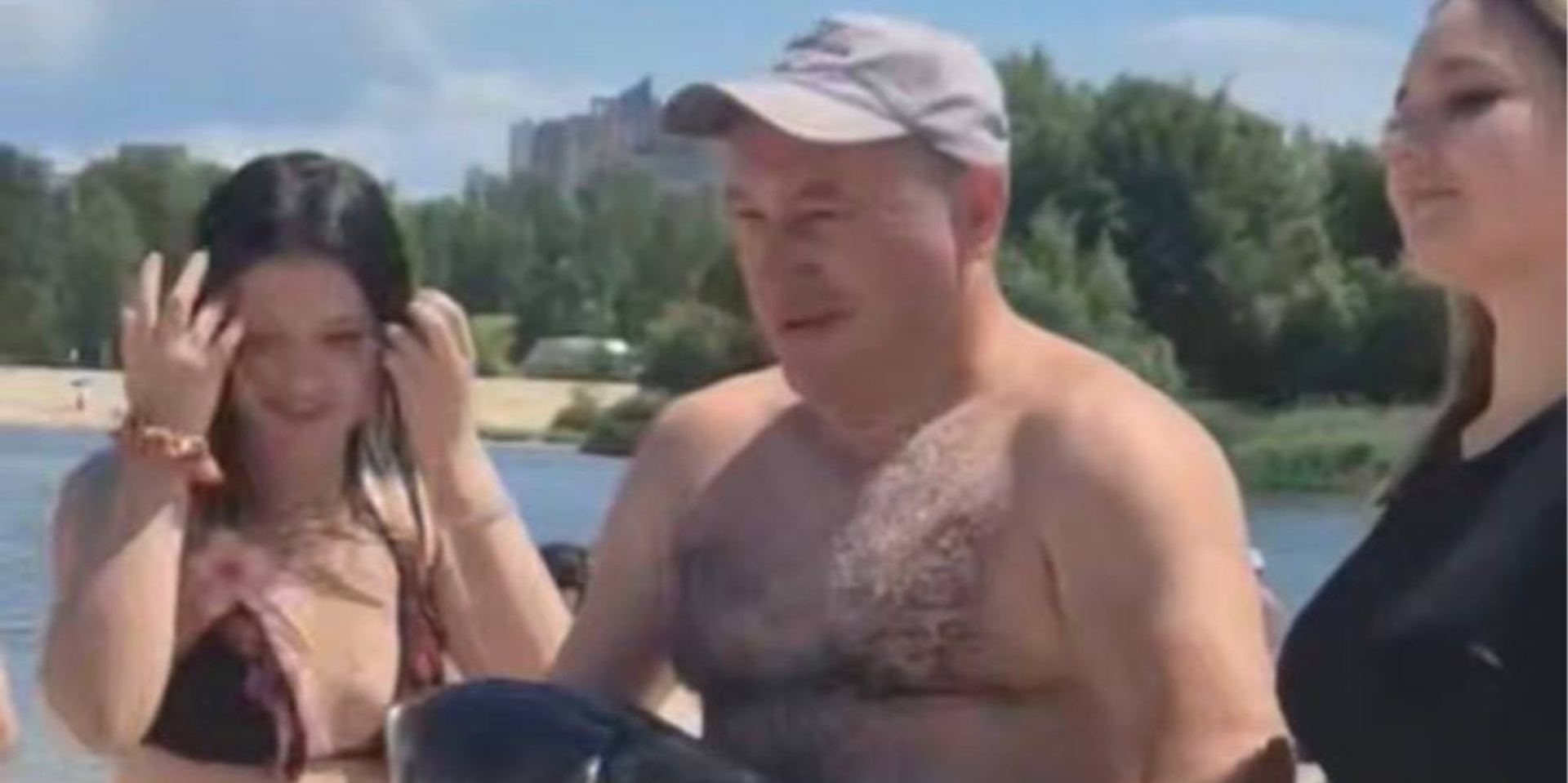 Чоловік прийшов на пляж в Черкасах й виловив товстолоба (Фото: News Cherkassy/Telegram/Скриншот)