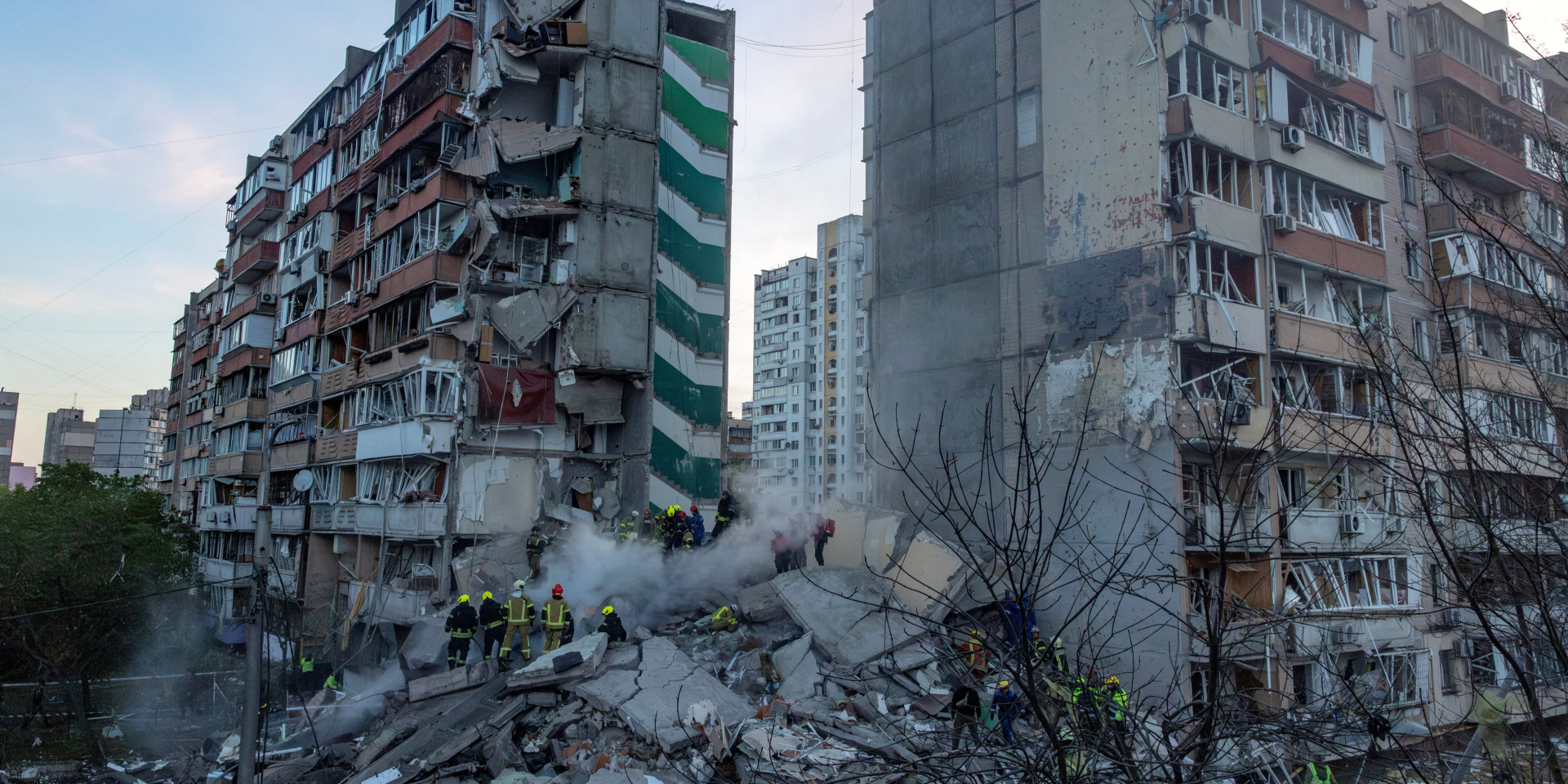 Багатоповерхівка у Києві, зруйнована внаслідок російського удару 14 травня (Фото: REUTERS/Valentyn Ogirenko)