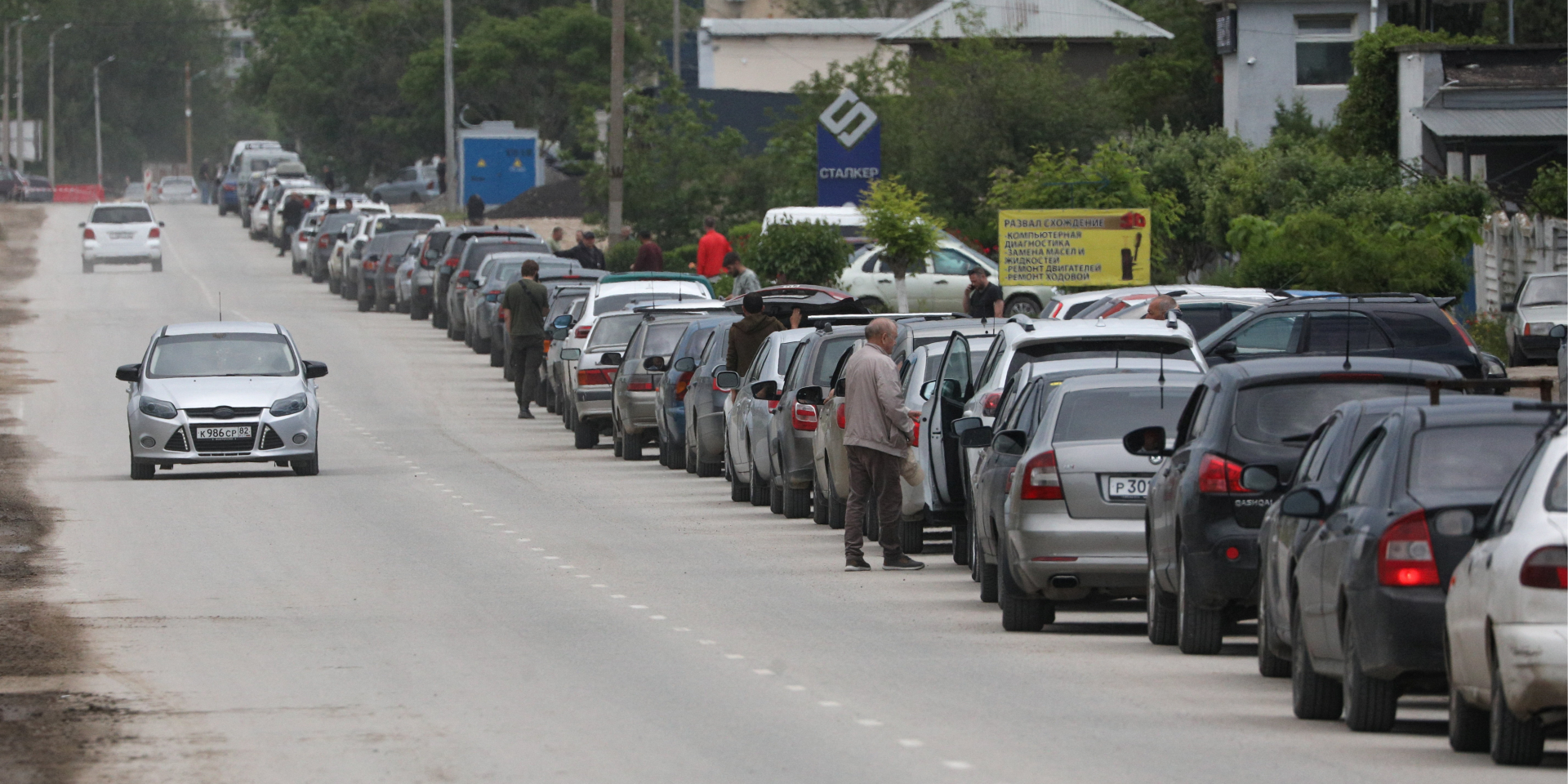 Queues to gas stations in Russia continue to grow (Photo: REUTERS/Alexey Pavlishak)