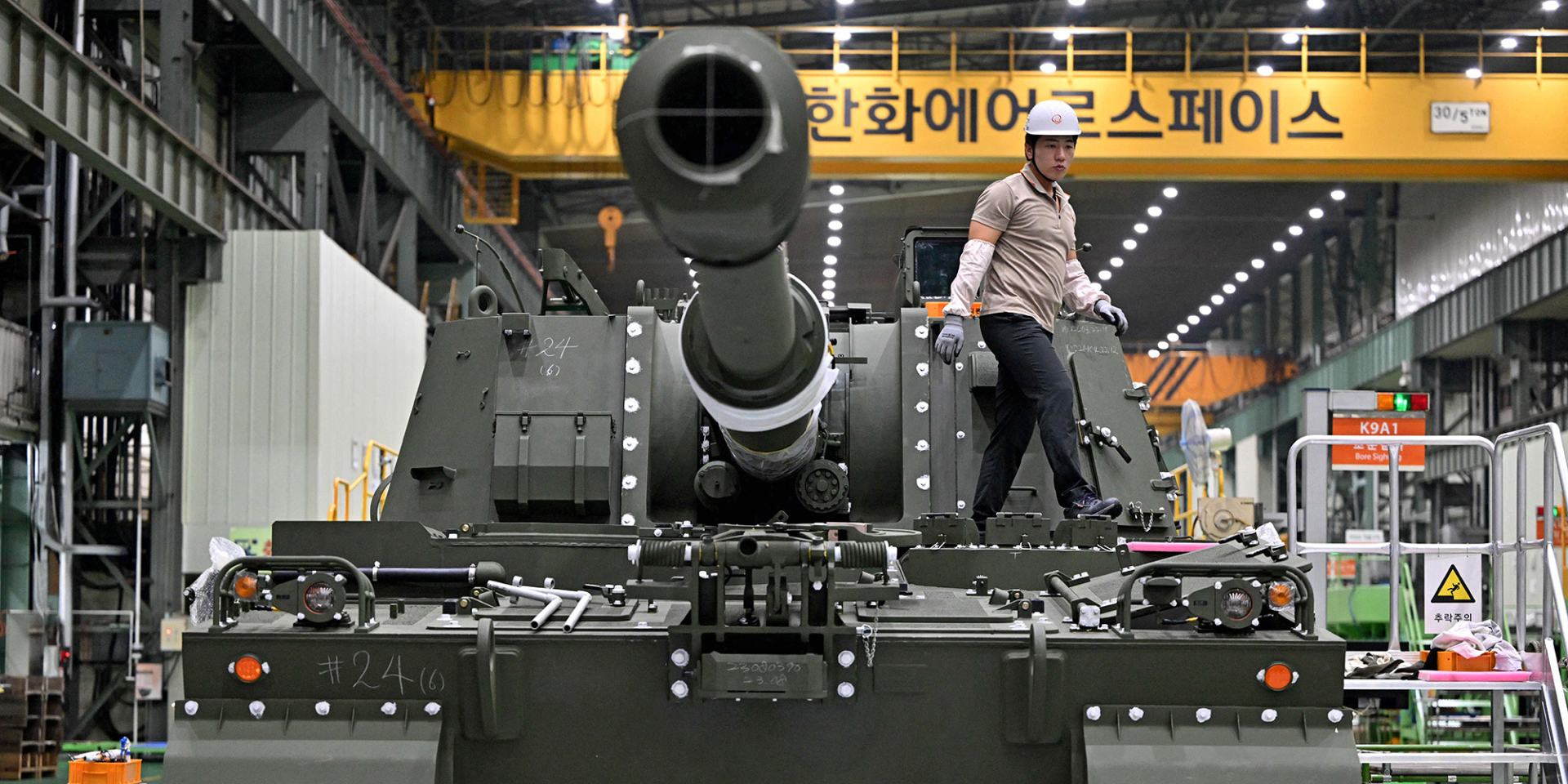 Южнокорейский инженер работает над самоходной гаубицей K-9 на заводе Hanwha Aerospace в Чханвоне (Фото: Getty Images / JUNG YEON-JE)