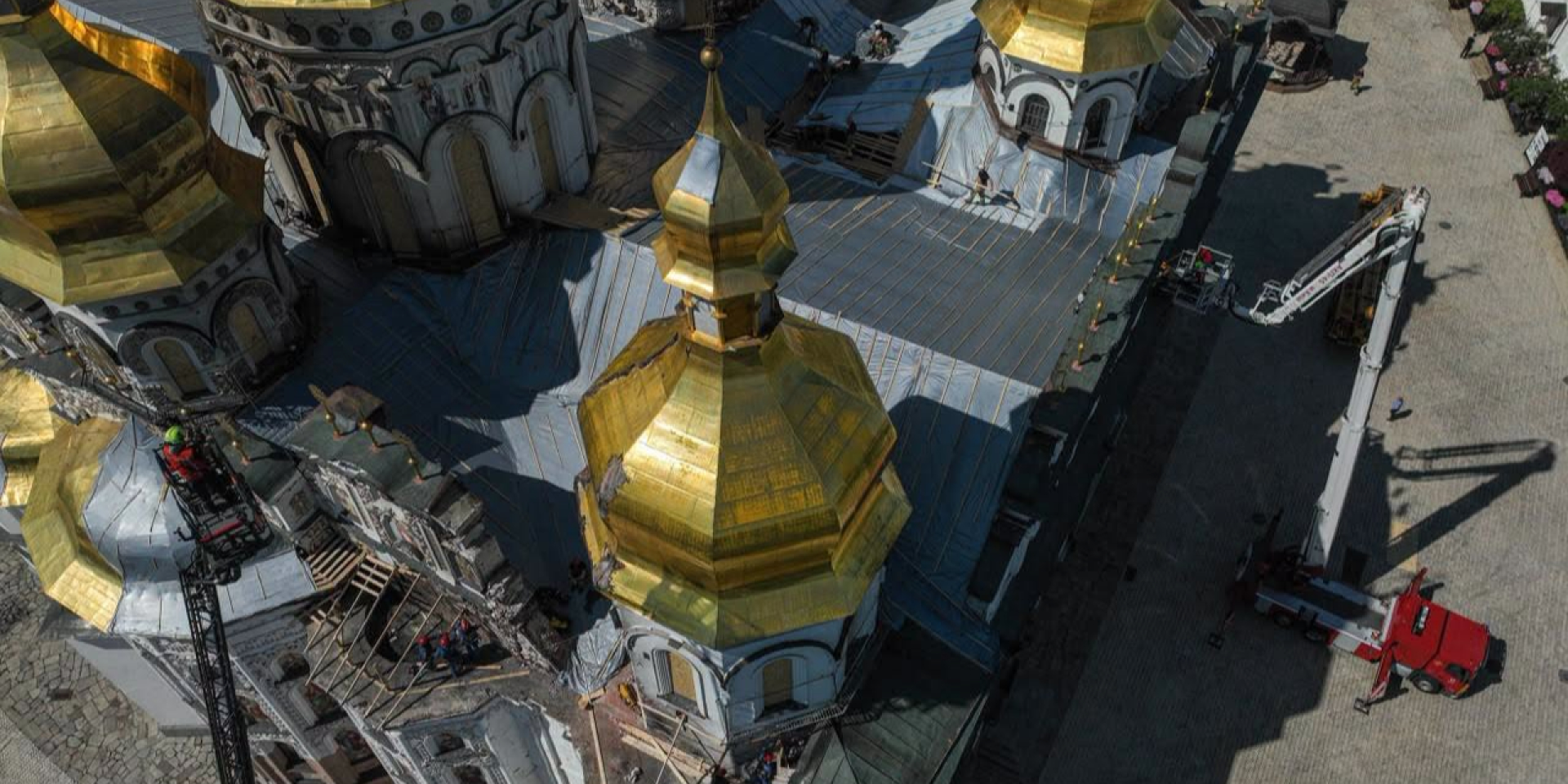 По словам главы ГСЧС Андрея Даника, в Успенском соборе Киево-Печерской лавры ремонтно-восстановительные работы выполнены на 100% от запланированного объема (Фото: facebook.com/DSNS.GOV.UA)