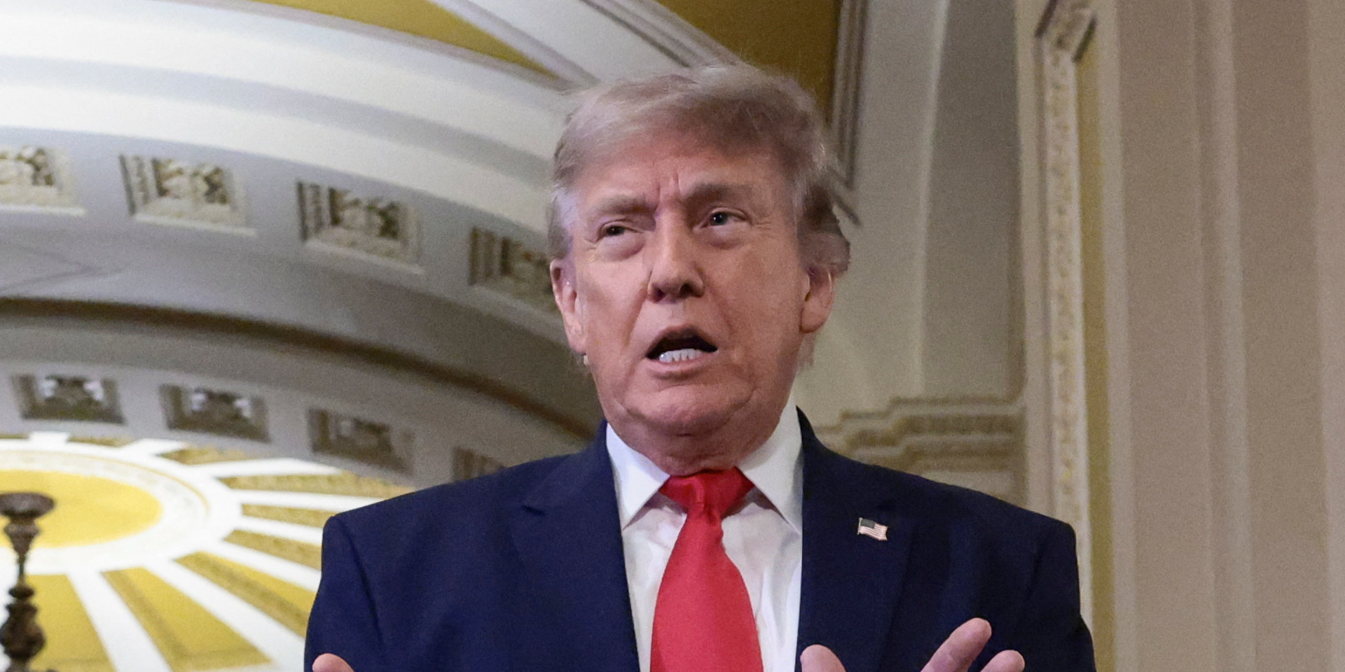 Дональд Трамп заявив, що Володимир Зеленський «непогано справляється» (Фото: REUTERS/Evelyn Hockstein)