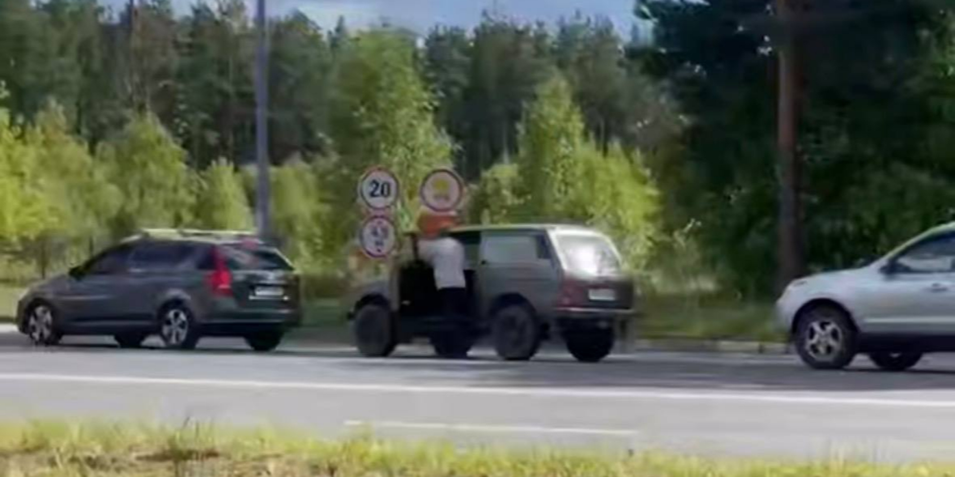 Россияне толкают машины, чтобы сэкономить бензин (Фото: RTVI/Скриншот)