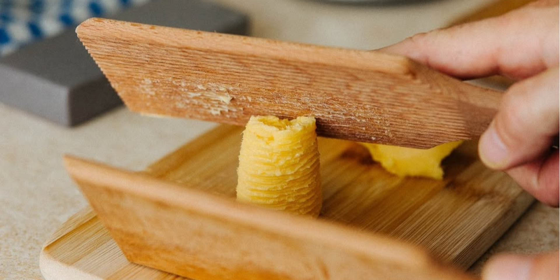 Формування масла від рідкісної породи корів (Фото: Instagram @restaurantmirazur)