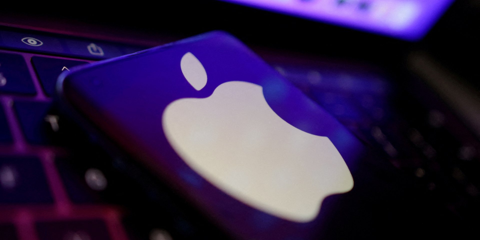 Apple удалила из App Store приложения российских соцсетей (Фото: REUTERS/Dado Ruvic/Illustration/File Photo)