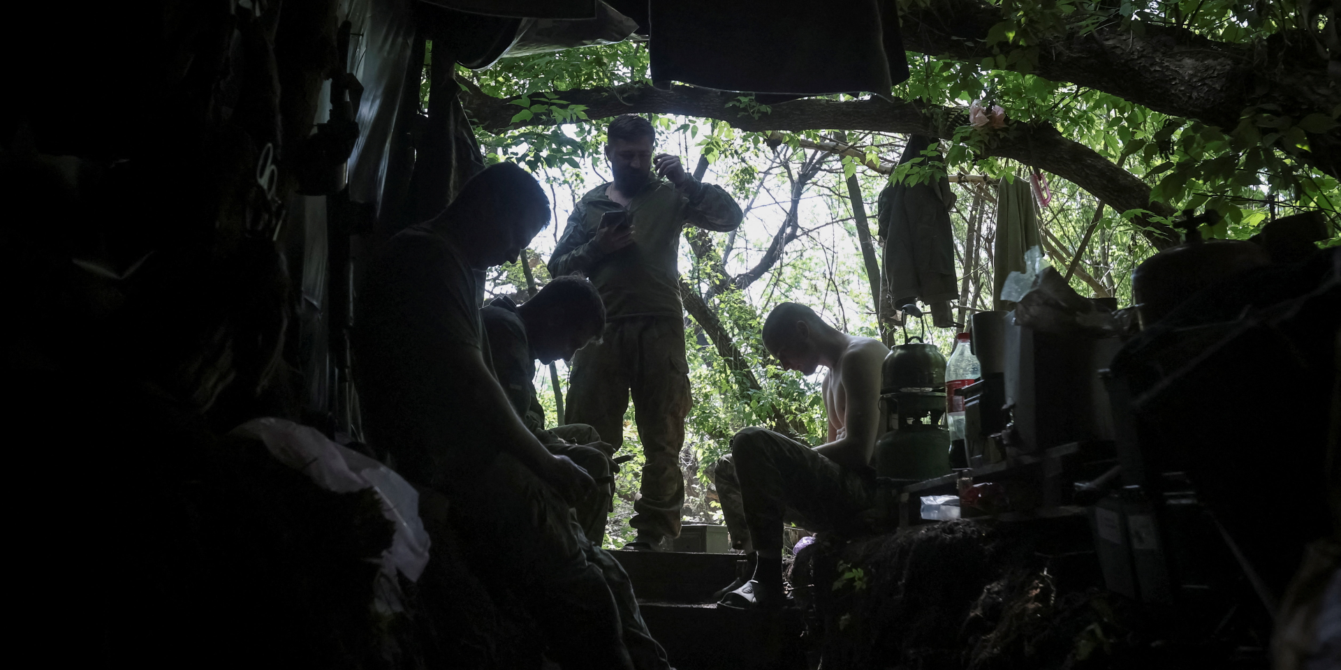 Ukrainian soldiers at a frontline position in Dnipropetrovsk Oblast, May 23, 2026 (Photo: REUTERS/Anatolii Stepanov)