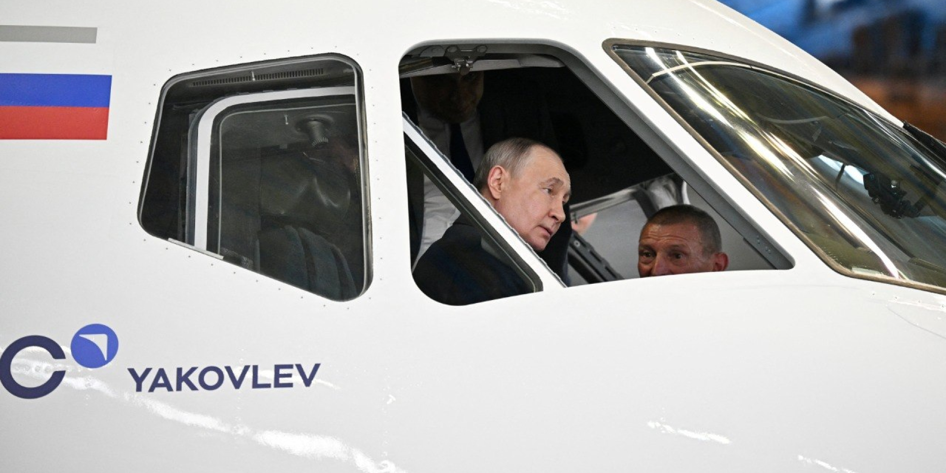 Путін ніжно гладив кабіну пілота літака, який потрапиу у безліч катастроф з 2012 року (Фото: Sputnik/Yuri Kochetkov/Pool via REUTERS)