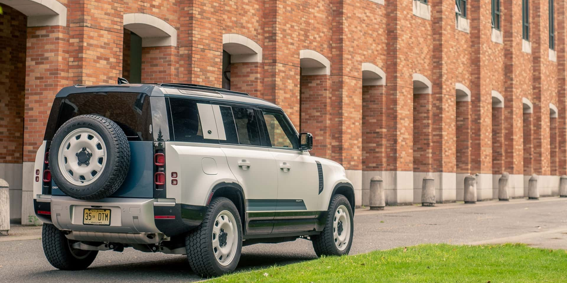 Среди опасных моделей — новый Defender (Фото: Land Rover)
