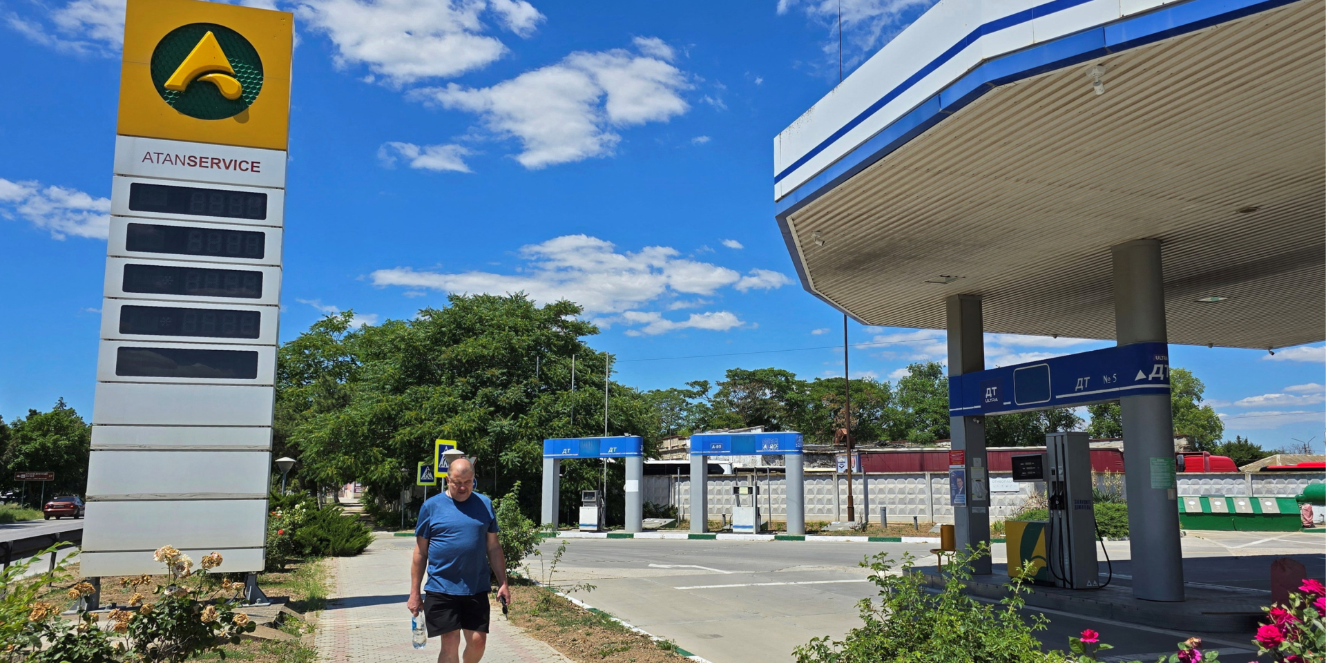 Empty gas stations in Yevpatoria, Crimea, June 22, 2026 (Photo: REUTERS/Alexey Pavlishak)