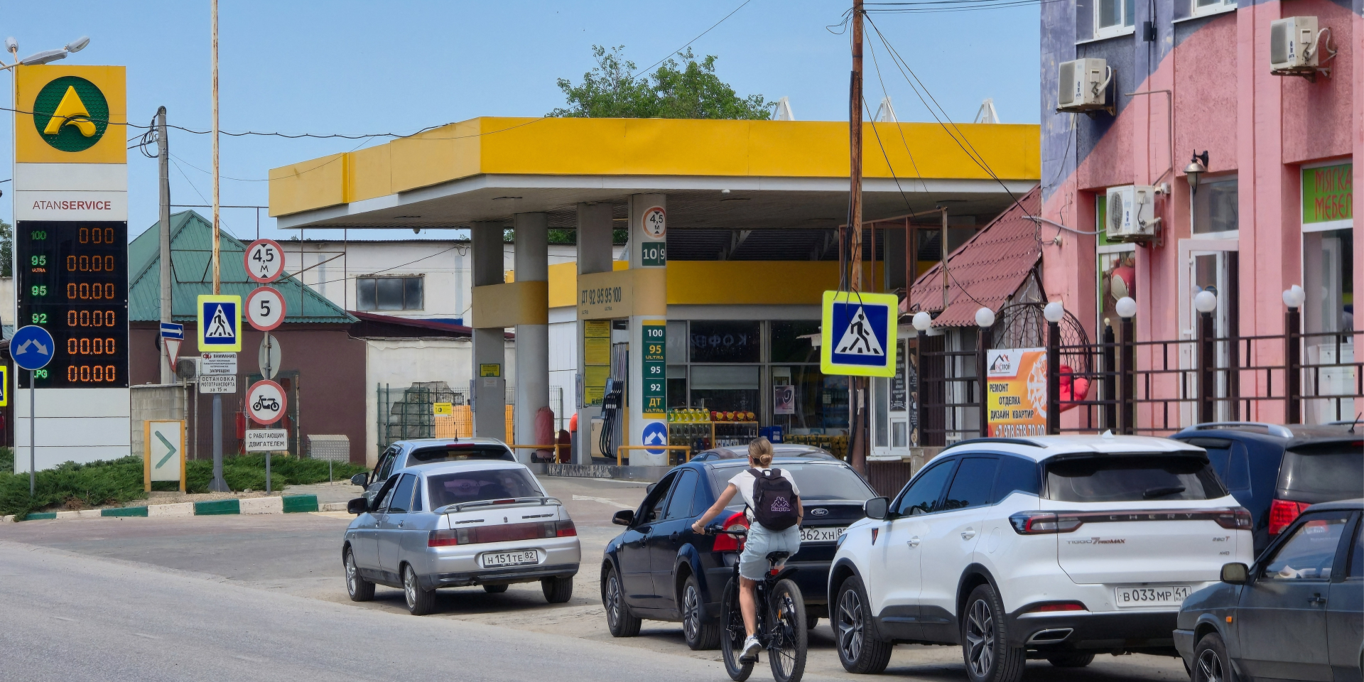 A queue at a gas station in Russian-occupied Crimea, June 11, 2026 (Photo: REUTERS/Alexey Pavlishak)
