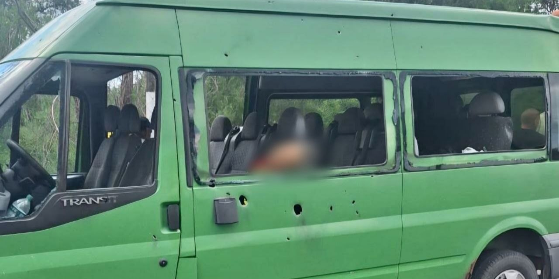 В Нікополі в результаті російської атаки мікроавтобус виявився понівеченим, дві людини загинуло, 12 отримало поранення (Фото: t.me/dnipropetrovskaODA)