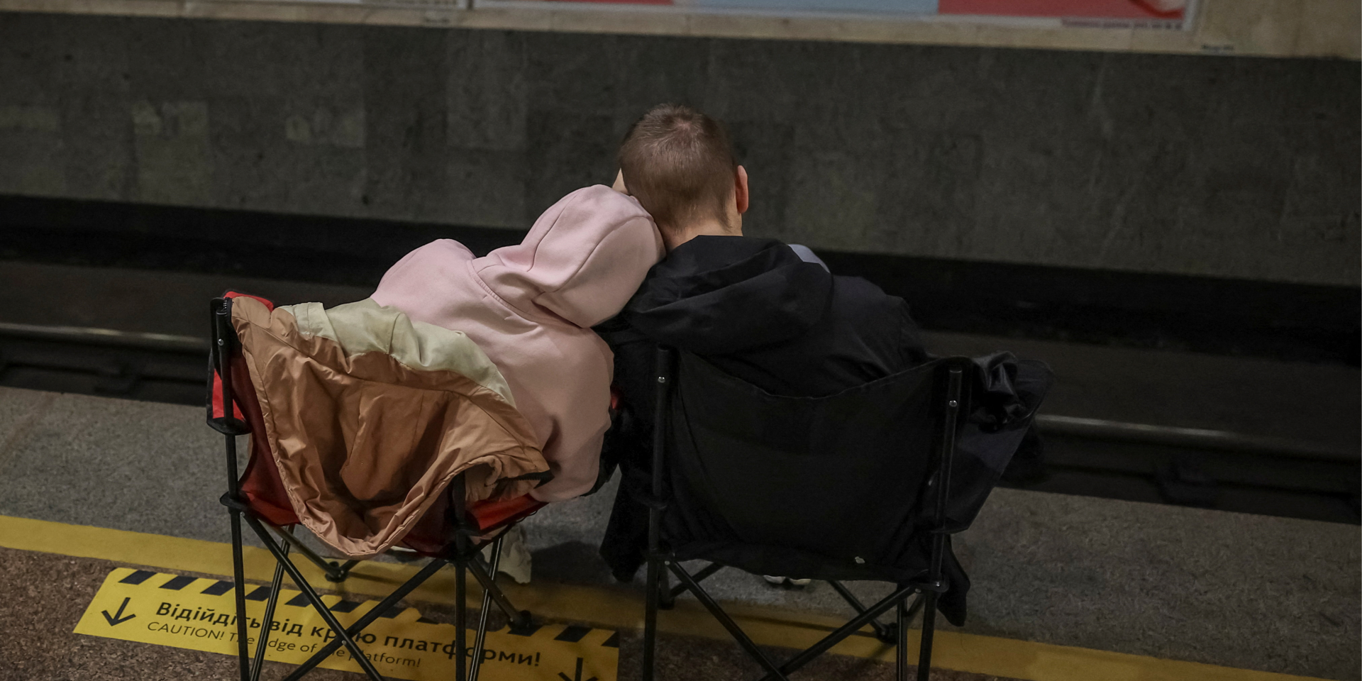 Кияни ховаються в метро під час російської атаки (Фото: REUTERS/Alina Smutko)