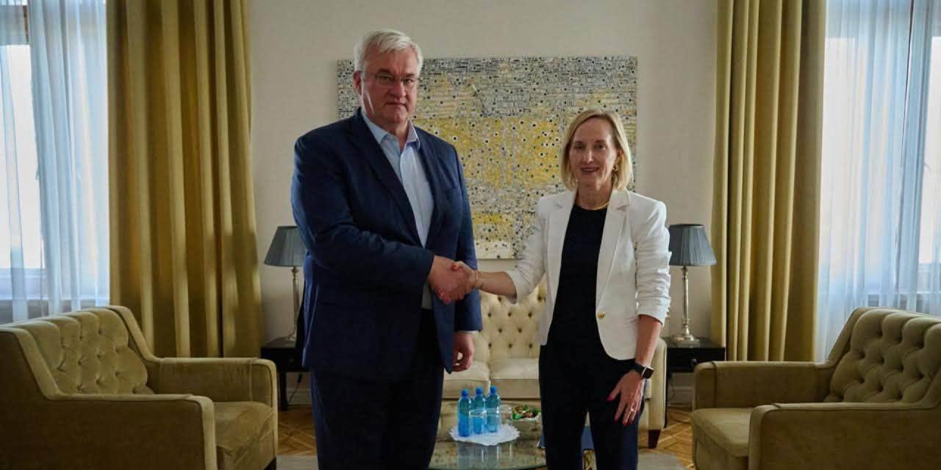 Sybiga expressed gratitude to Julie Davis for her personal contribution to the development of active political dialogue between Ukraine and the United States. (Photo: Ministry of Foreign Affairs of Ukraine via Telegram)