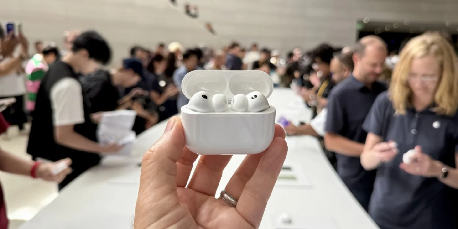 Ілюстративне фото навушників AirPods (Фото: David Carnoy/CNET)
