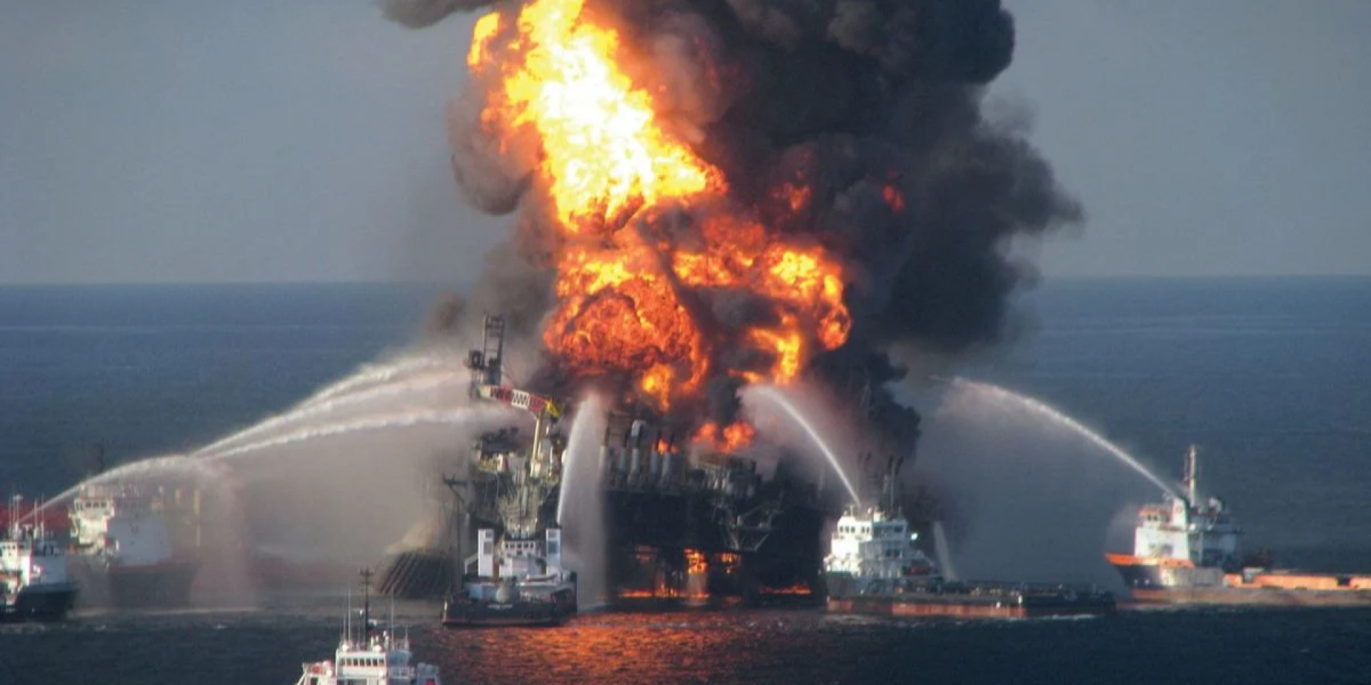 Катастрофа на платформе «Deepwater Horizon» в 2010 году (Фото: United States Coast Guard)