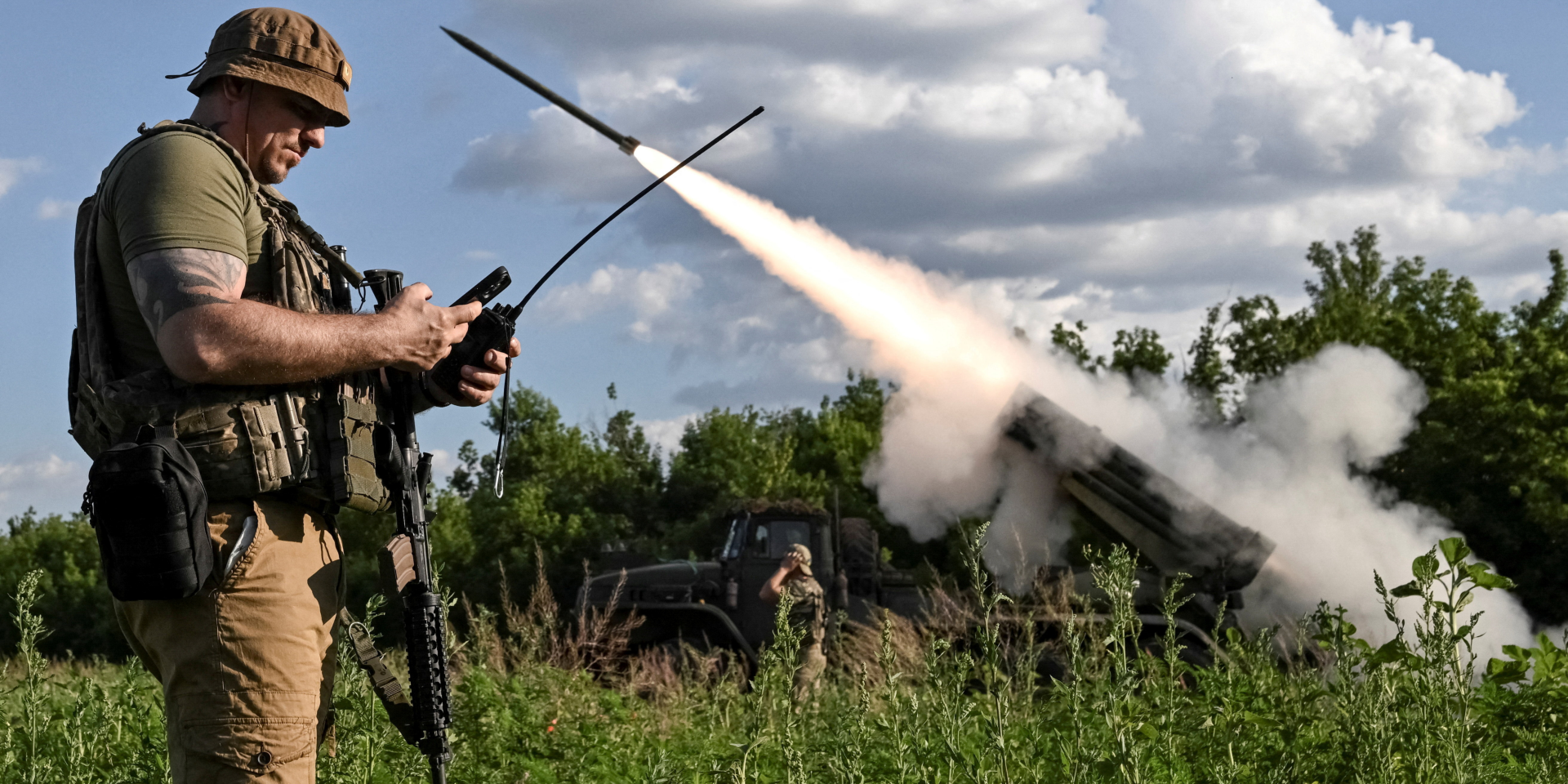 Ukrainian servicemen strike Russian invaders, Dnipropetrovsk Oblast, June 22 (Photo: REUTERS/Stringer)