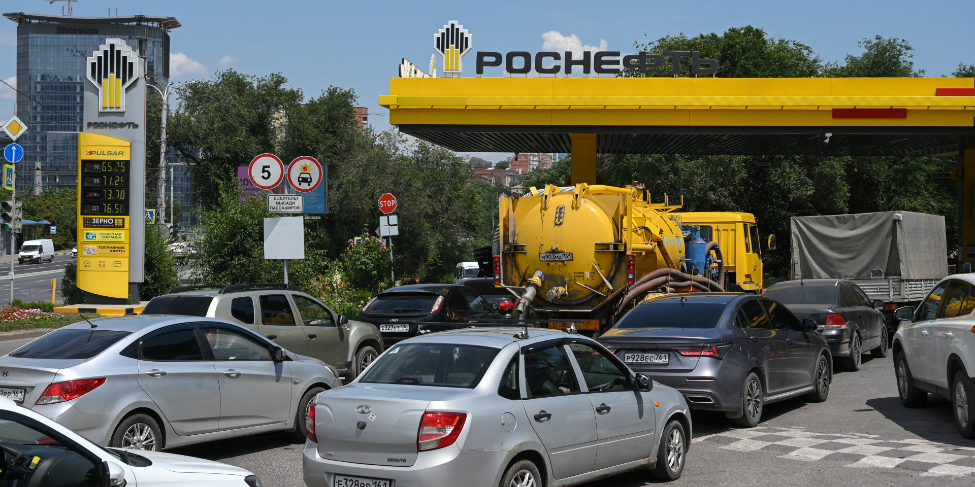 Gas station line in Rostov-on-Don (Photo: REUTERS/Sergey Pivovarov)