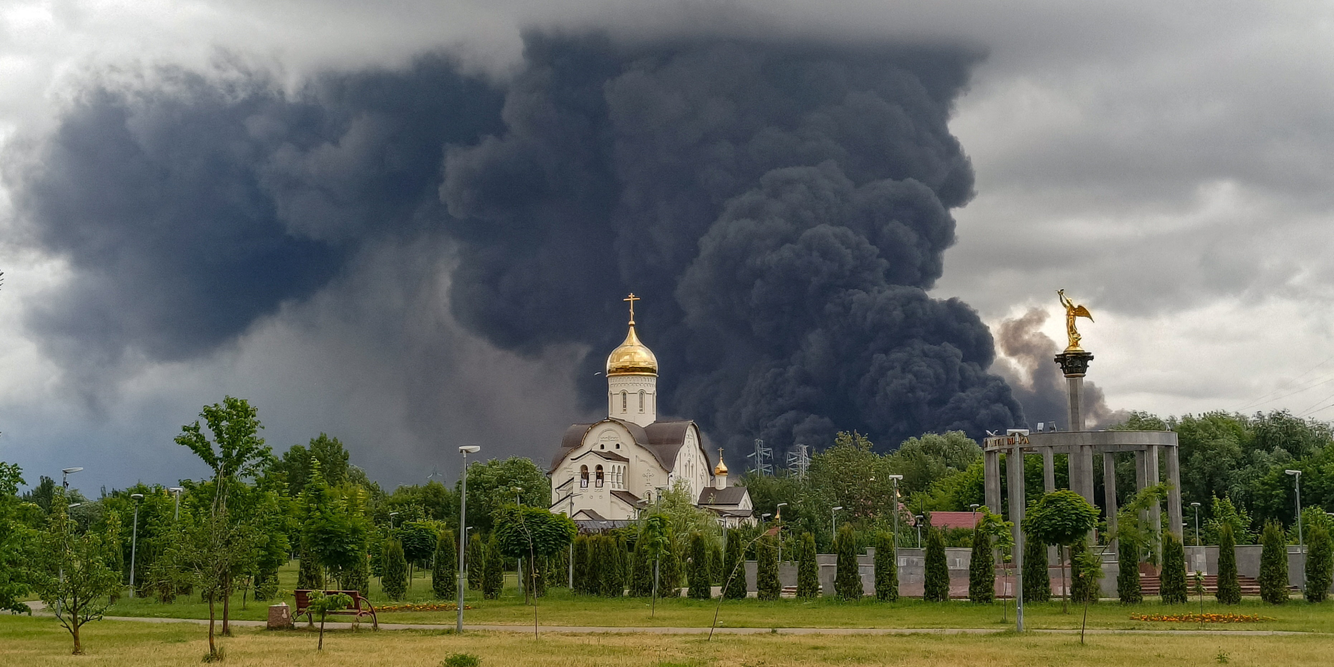 Smoke rising from an oil refinery in Moscow following a Ukrainian drone attack, June 18, 2026 (Photo: REUTERS)