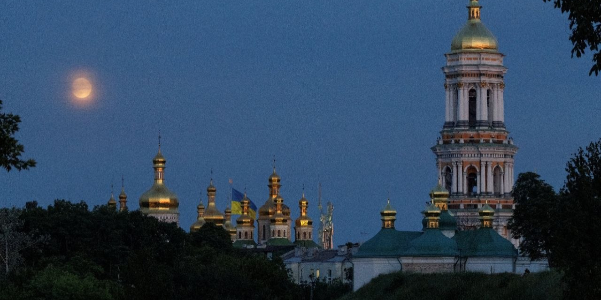 Місяць над Києво-Печерською лаврою (Фото: Reuters/Valentyn Ogirenko)