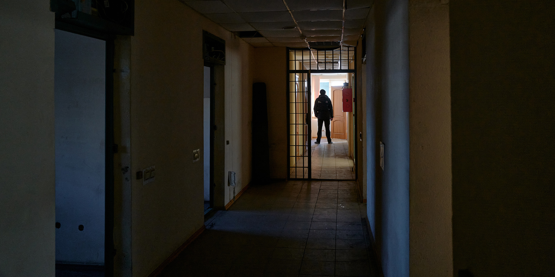 Співробітники прокуратури та поліцейські розслідують воєнні злочини, скоєні російськими окупаційними військами проти місцевого цивільного населення у підвалах та приміщеннях українських виправних установ 4 січня 2023 року в Херсоні, Україна (Фото: Pierre Crom/Getty Images)