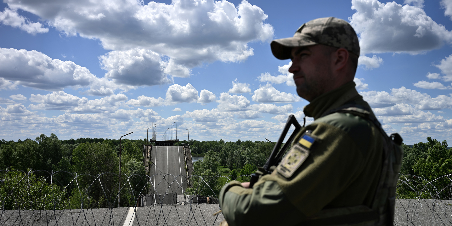 Український військовий на кордоні між Україною та Білоруссю в Чернігівській області (Фото: Genya SAVILOV / AFP via Getty Images)