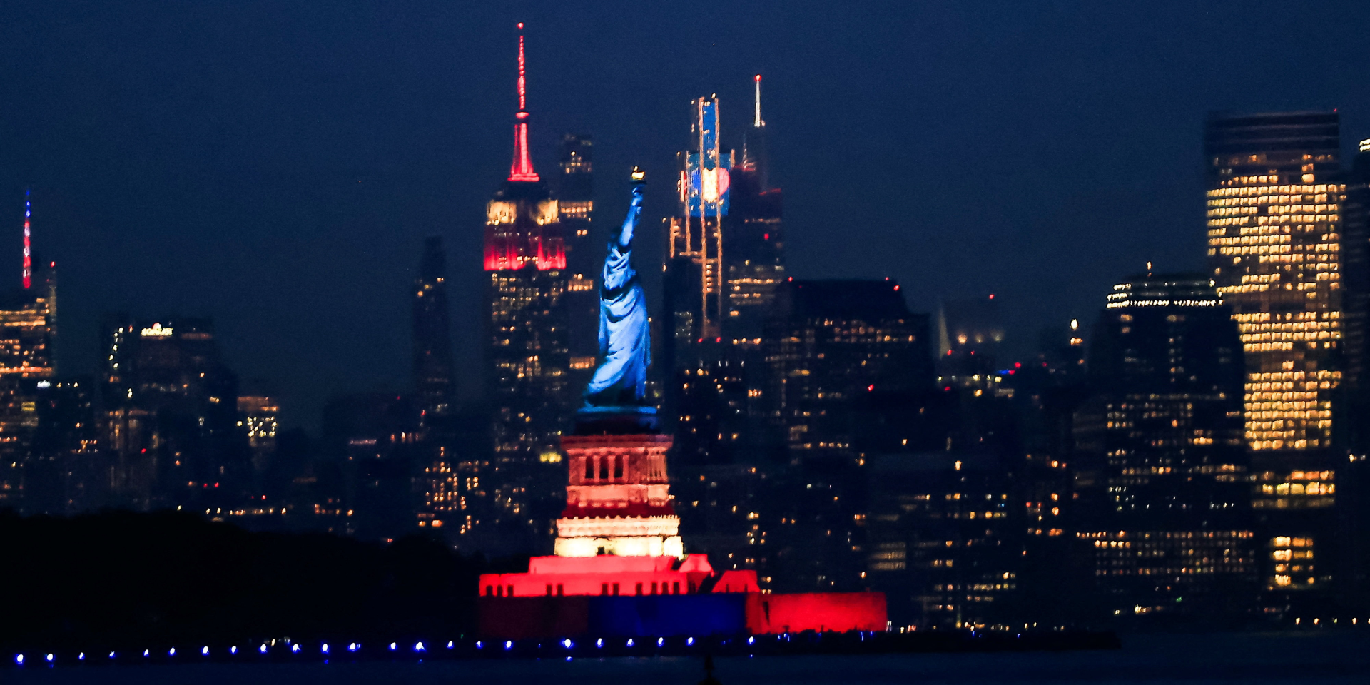 Статую Свободы подсвечивают в честь 250-летия независимости США (Фото: REUTERS/Cheney Orr)