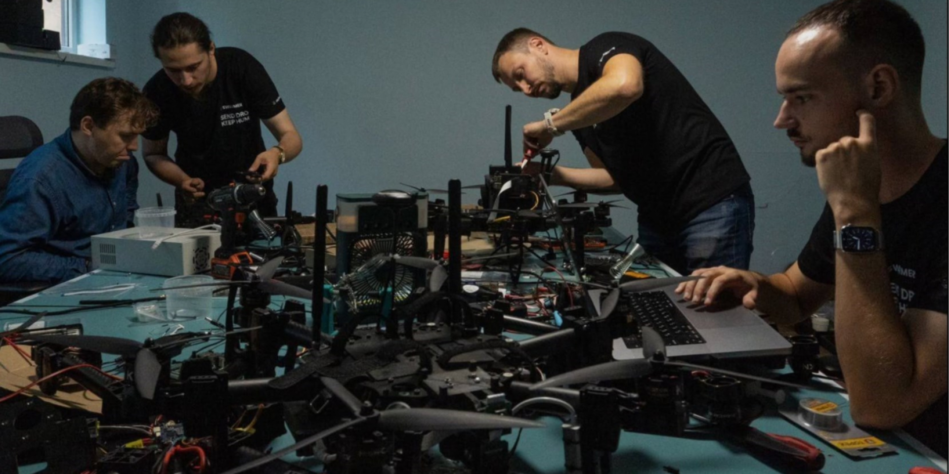 Согласно условиям программы Пентагона Drone Dominance, стоимость производства одного FPV-дрона не должна превышать $5 тысяч (Фото: facebook.com/Brave1ua/ Swarmer)