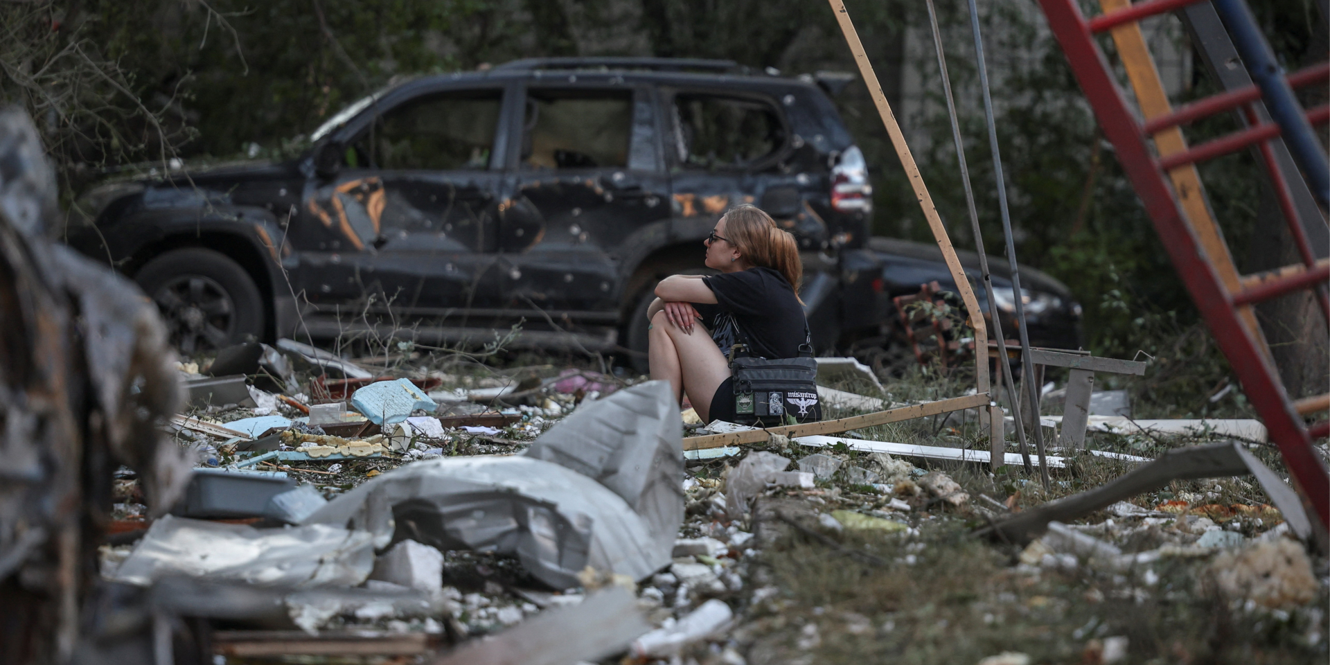 Жінка, чия квартира постраждала від обстрілу, розповіла про обстріл (Фото: REUTERS/Alina Smutko)