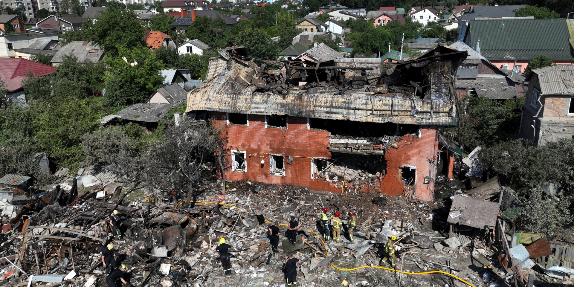 Майже в кожному районі Києва, які атакувала РФ, є загиблі (Фото: REUTERS/Valentyn Ogirenko)
