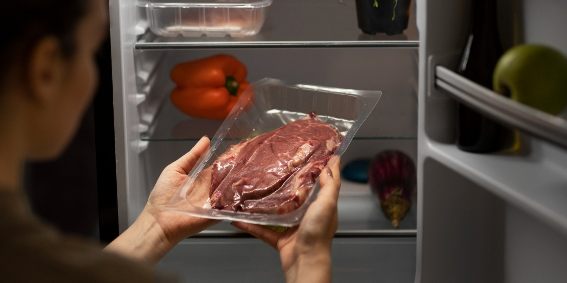 Какие продукты обязательно стоит хранить в холодильнике (Фото: magnific.com/freepik)