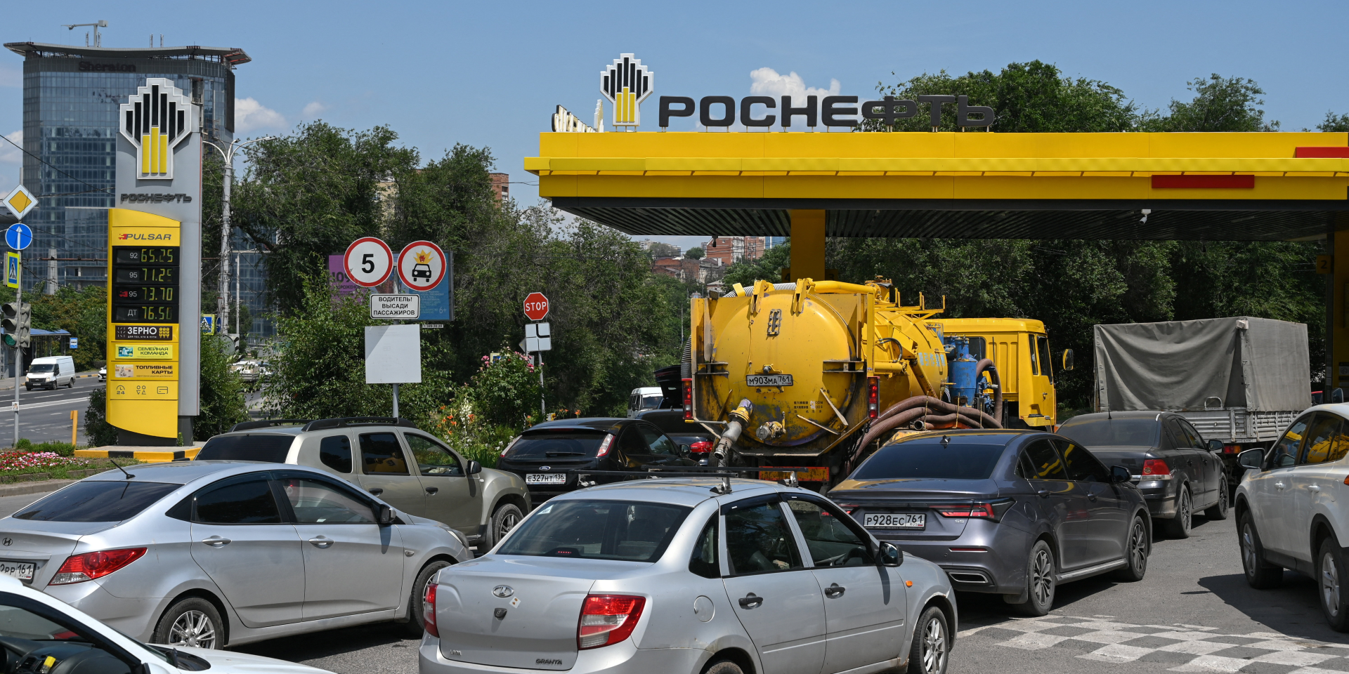 Росіянка пожалілася на черги на заправках і відсутність палива (Фото: REUTERS/Sergey Pivovarov)