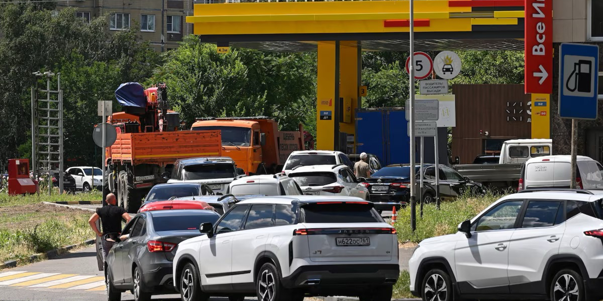 Russian top-officials skip the queues to gas stations (Photo: REUTERS/Sergey Pivovarov)