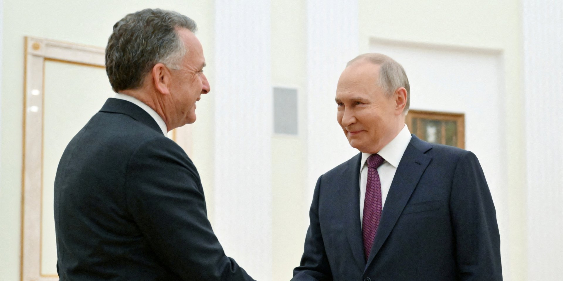 Російський диктатор Володимир Путін вітає посланця президента США Дональда Трампа Стіва Віткоффа під час зустрічі в Москві, Росія, 25 квітня 2025 року (Фото: Sputnik/Kristina Kormilitsyna/Pool via REUTERS)