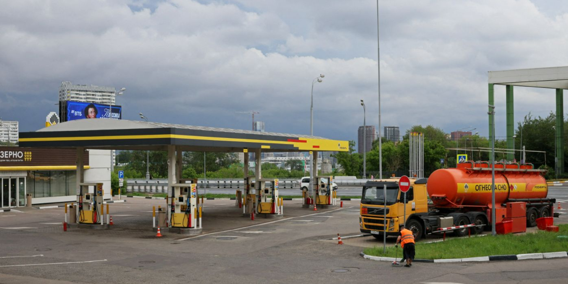 Нефтепереработка в РФ упала до минимальных показателей, а дефицит бензина угрожает рынку до осени (Фото: Reuters)