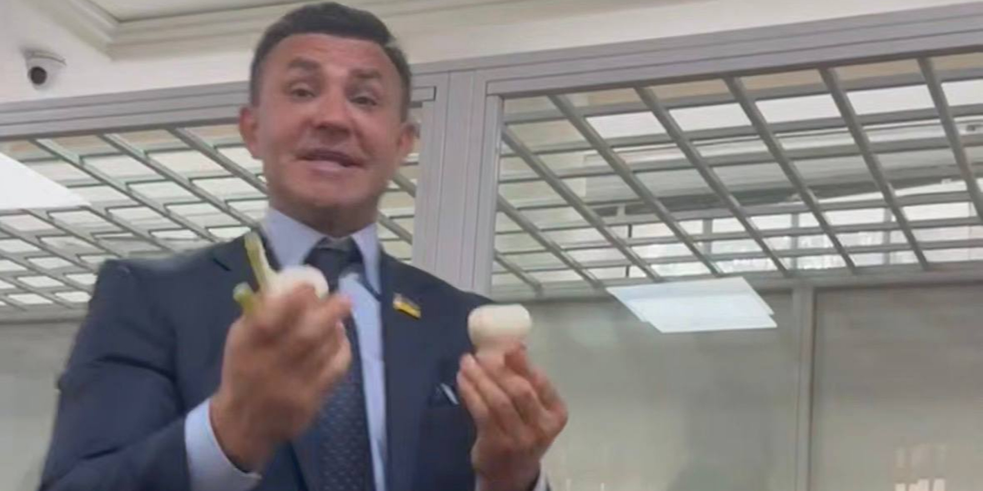 Тищенко приніс в залу суду часник і сало (Фото: Радіо Свобода/Telegram/Скриншот)